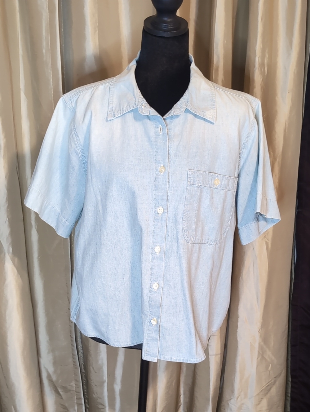 THE GREAT. Light Blue Short Sleeve Button-Down County Shirt